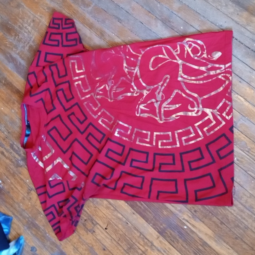 This a men short sleeve shirt